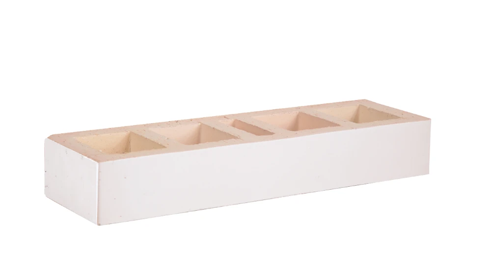 Muestra de materiales ideales para construcción en zonas costeras: concreto, acero, madera tratada y cerámica.