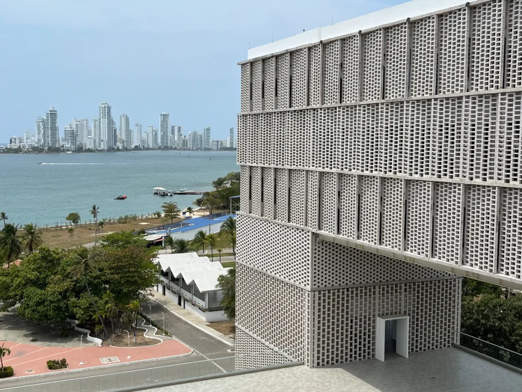 Fachada esmaltada blanca de la Escuela Naval Almirante Padilla en Cartagena, resistente al ambiente salino.